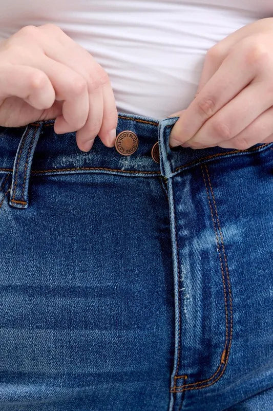 The 2-button dad shorts with distressed detailing offer a relaxed and on-trend style. These shorts feature a comfortable fit with a vintage, worn-in look. 