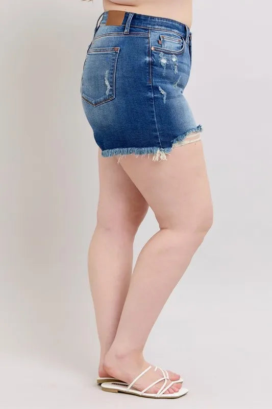 The 2-button dad shorts with distressed detailing offer a relaxed and on-trend style. These shorts feature a comfortable fit with a vintage, worn-in look. 